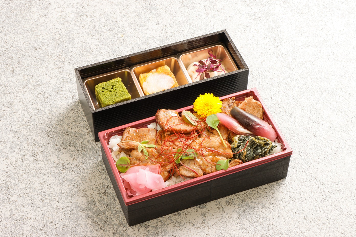 【1,450円】5月限定 霧島黒豚の焼豚重弁当(3種のミニ小鉢付き)