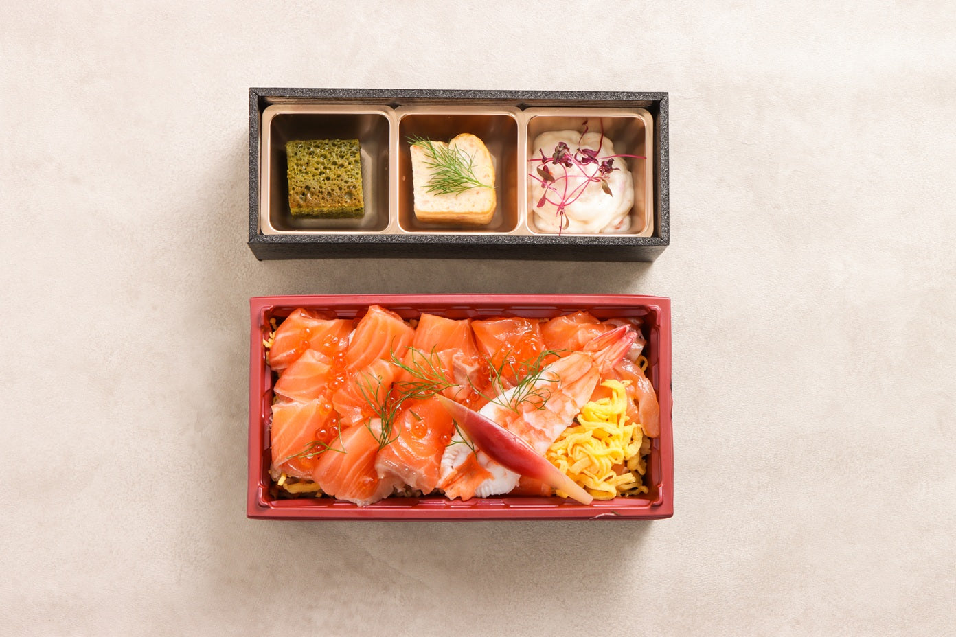 【2,300円】to-un-beハーブマリネタスマニアサーモン バルサミコちらし寿司弁当(3種のミニ小鉢付き)