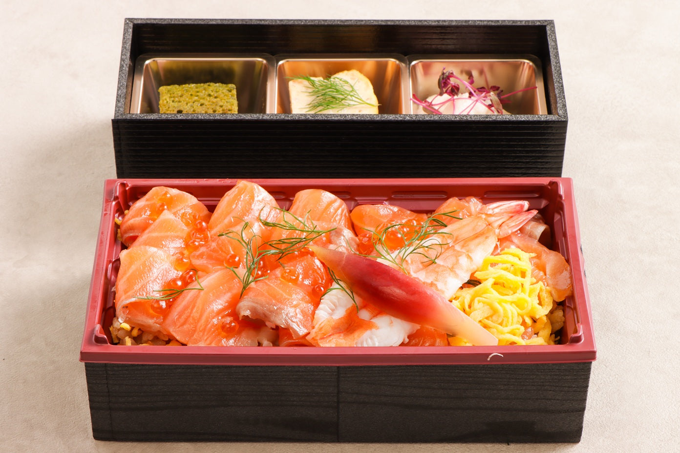 【2,300円】to-un-beハーブマリネタスマニアサーモン バルサミコちらし寿司弁当(3種のミニ小鉢付き)