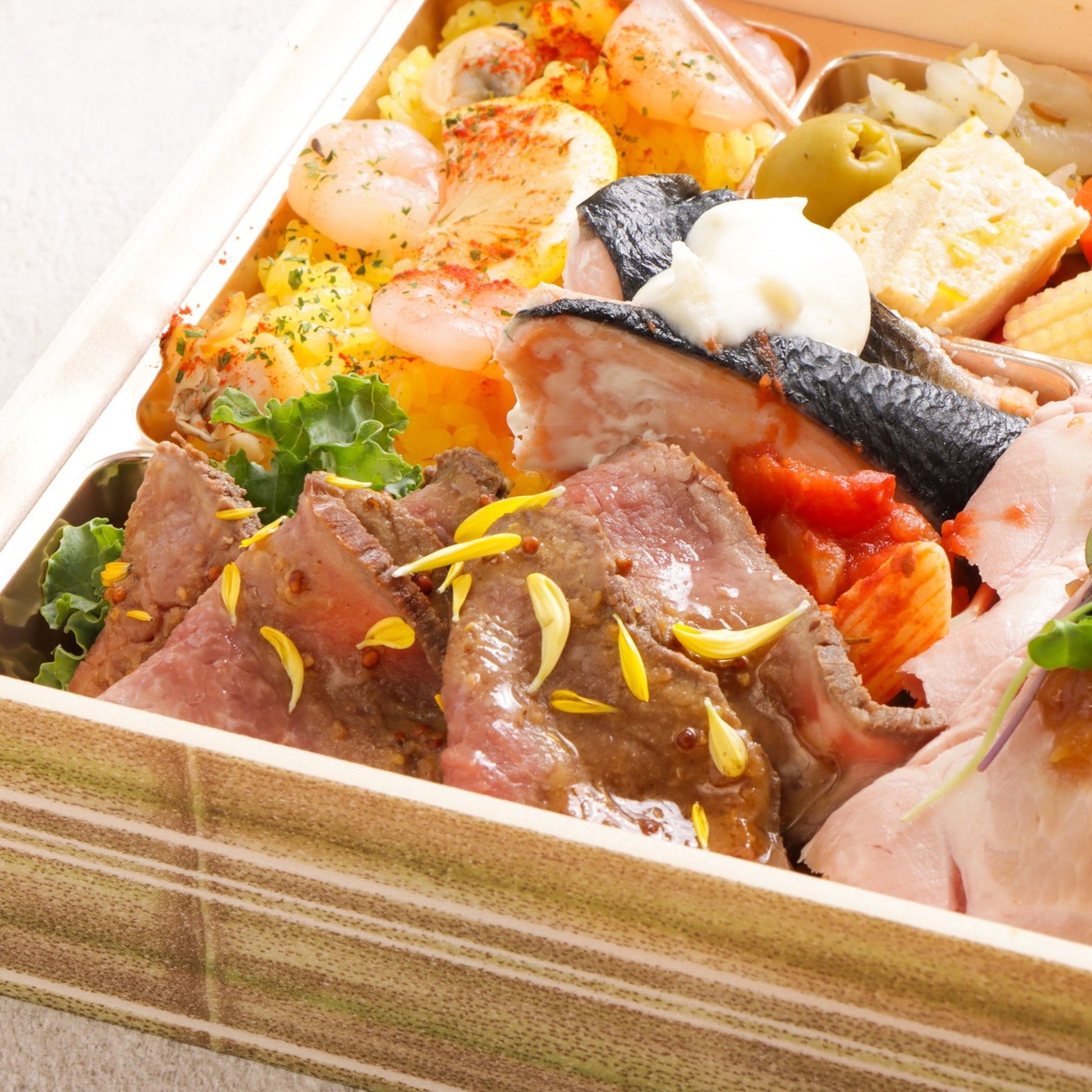 お肉もお魚も楽しめるボリューム満点弁当