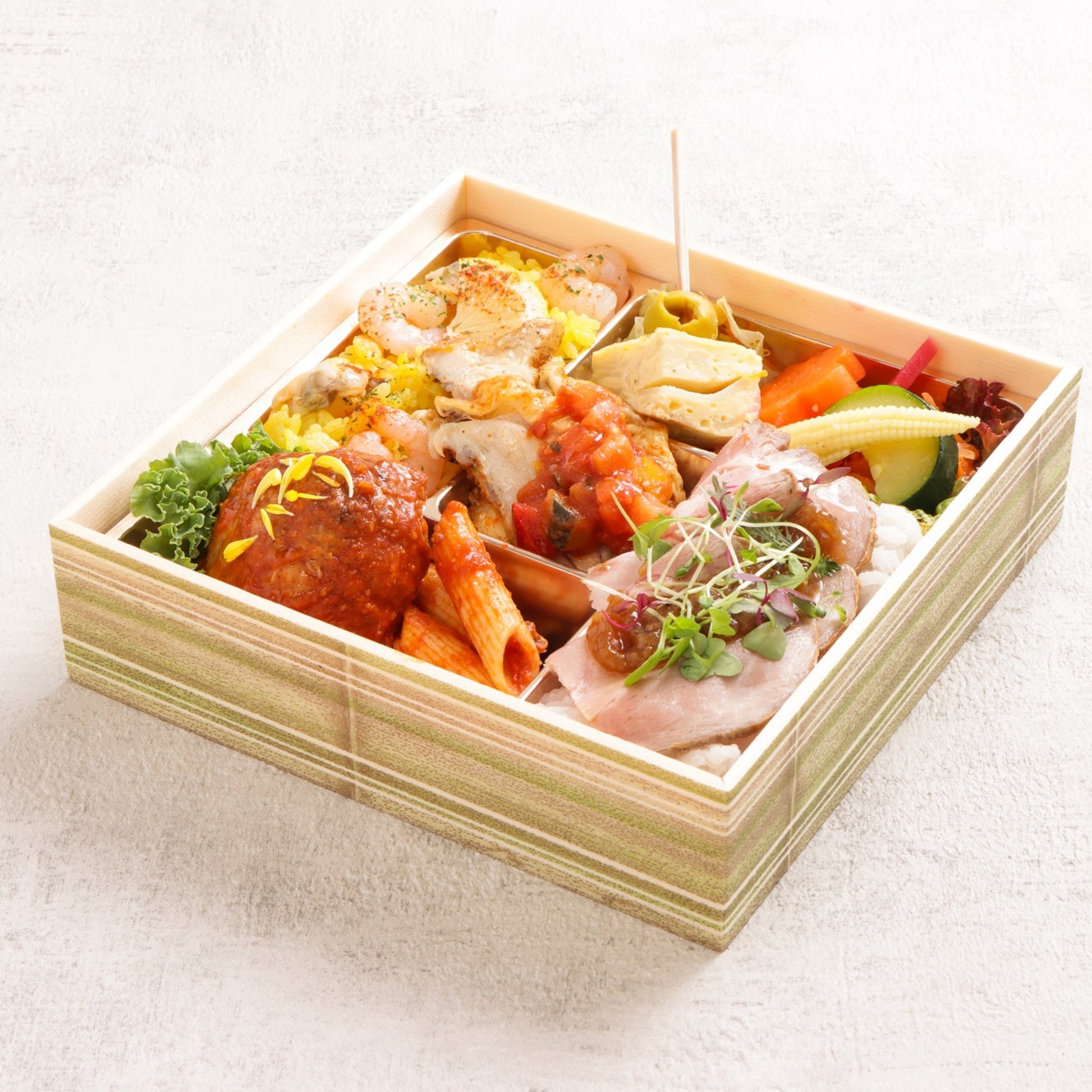 多彩な副菜と共に豪華なお弁当。