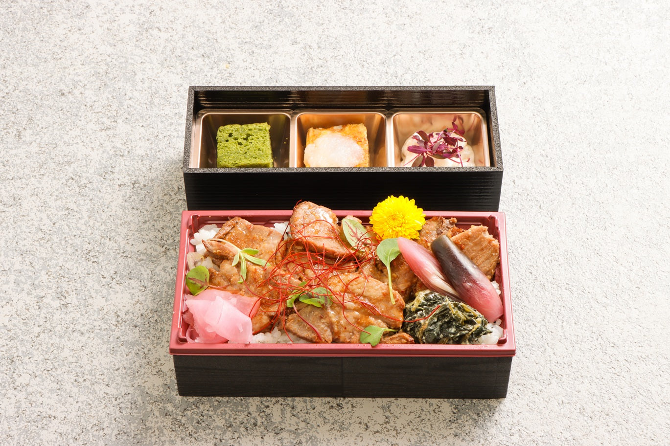 【1,450円】5月限定 霧島黒豚の焼豚重弁当（3種のミニ小鉢付き）