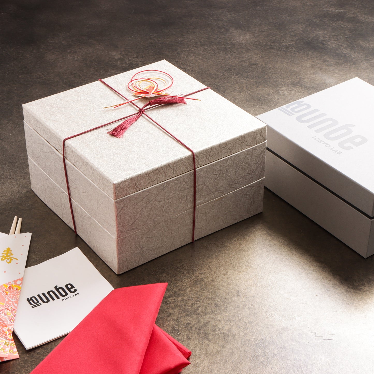 【セット内容】お重、風呂敷、祝箸、リーフレット、成分表、お肉BOX