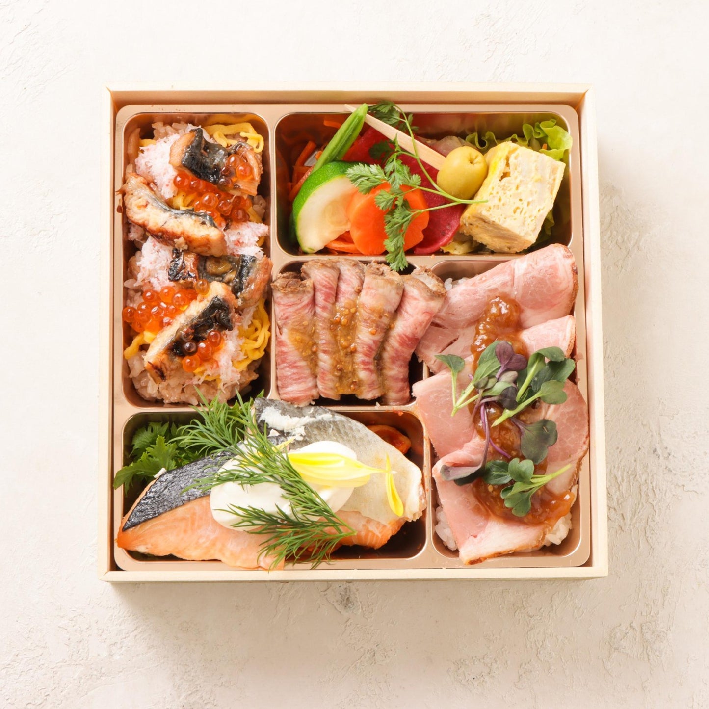【2,200円～】和牛麹漬けステーキ×サーモンヴァンブランソース×ハーブローストポーク～鰻いくら蟹の洋風ちらし～