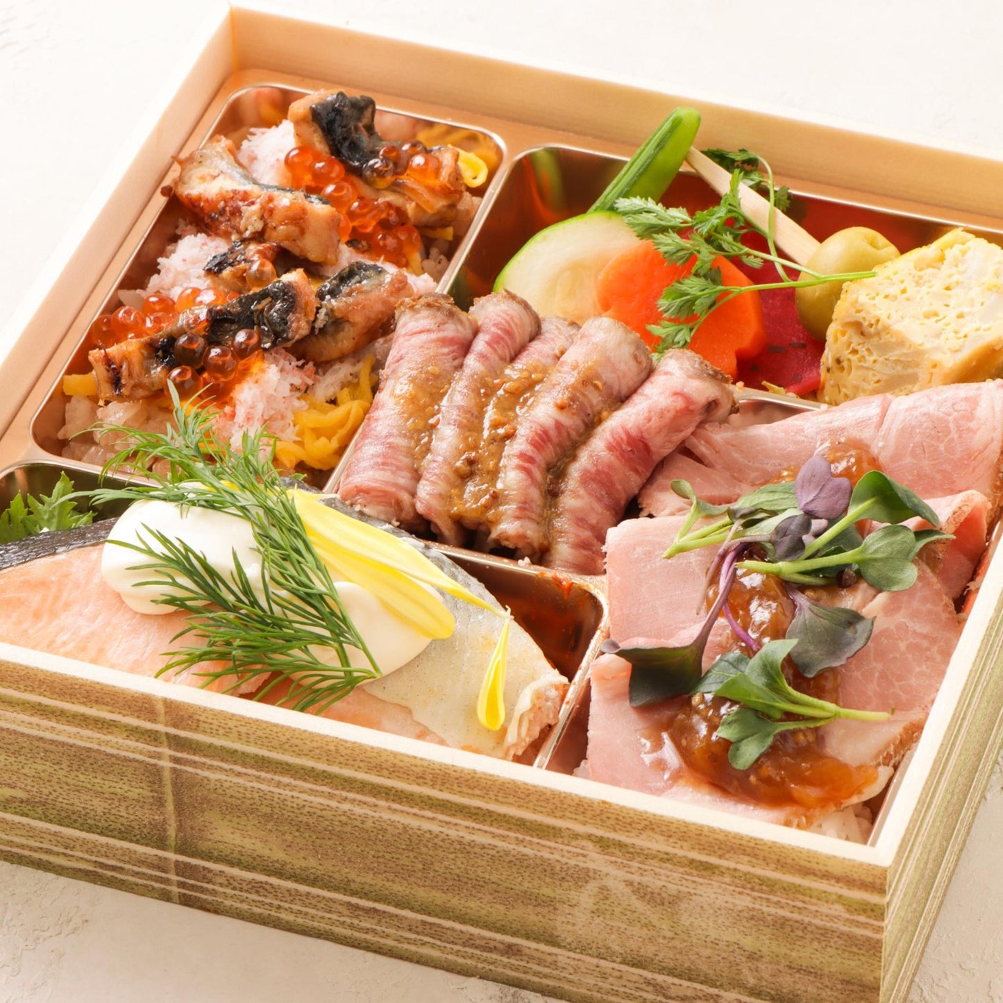 【2,200円～】和牛麹漬けステーキ×サーモンヴァンブランソース×ハーブローストポーク～鰻いくら蟹の洋風ちらし～