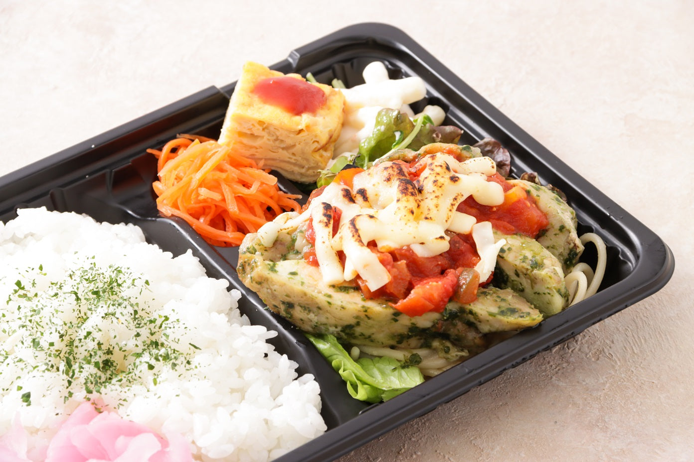 【880円】彩野菜トマトソースのチキンマルゲリータ弁当