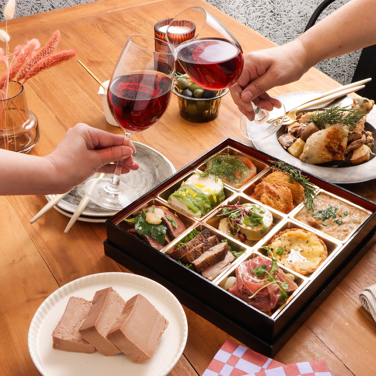 ホリデーシーズンを華やかに彩る、特別メニューをご自宅で。