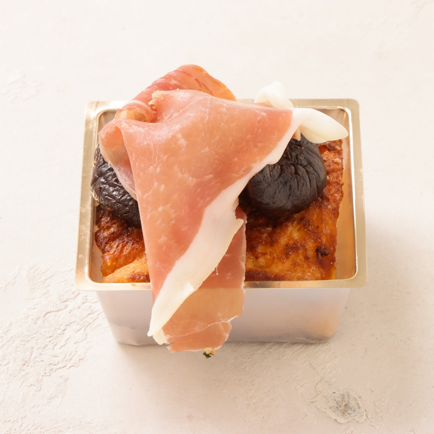 デニッシュ生地のパンペルデュ　ハモンセラーノと無花果チャツネ