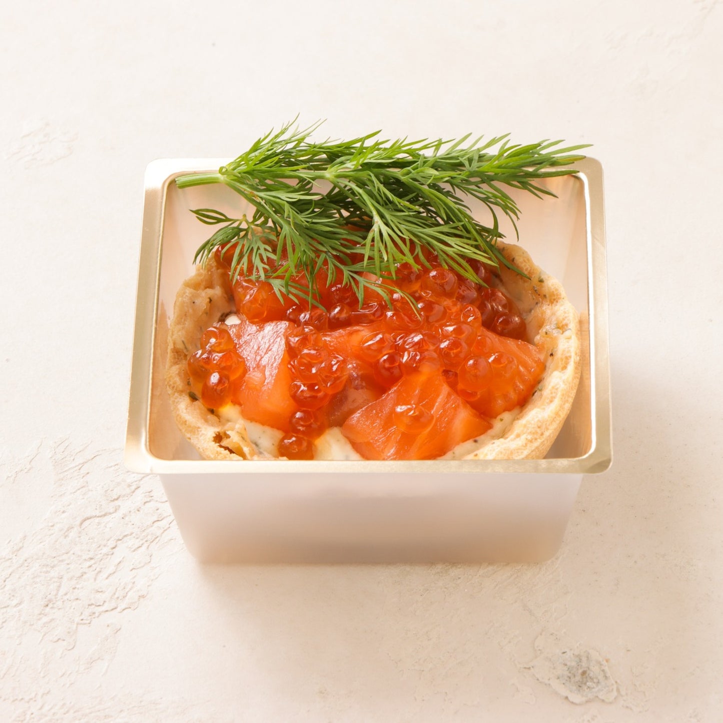 タスマニアサーモンとます玉のカナッペ