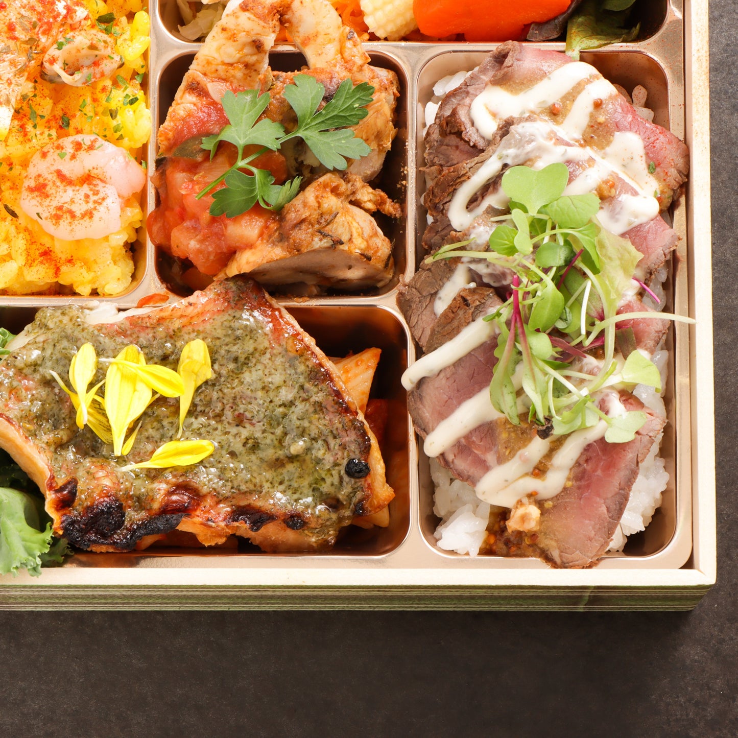 お肉もお魚も楽しめるボリューム満点弁当