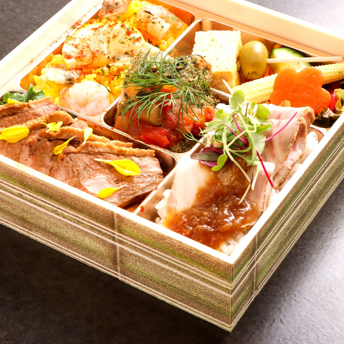 お肉もお魚も楽しめるボリューム満点弁当