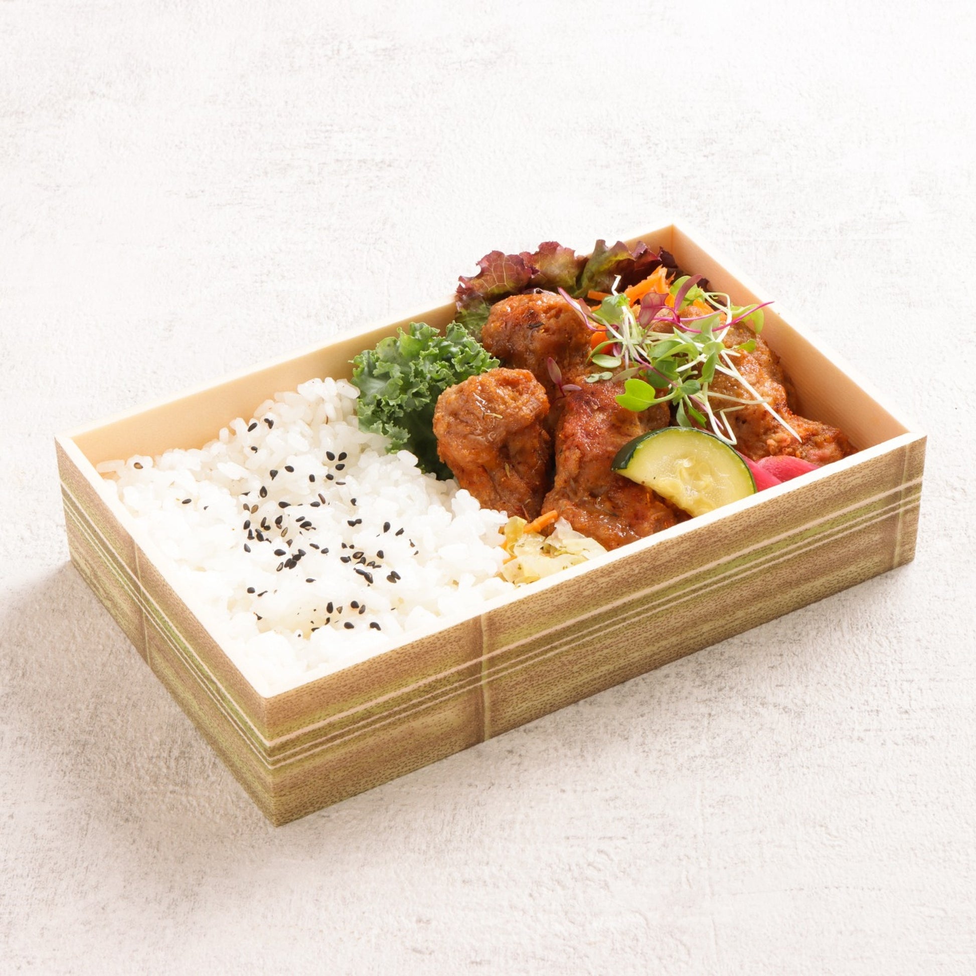 彩野菜を使ったお手製の副菜と共に