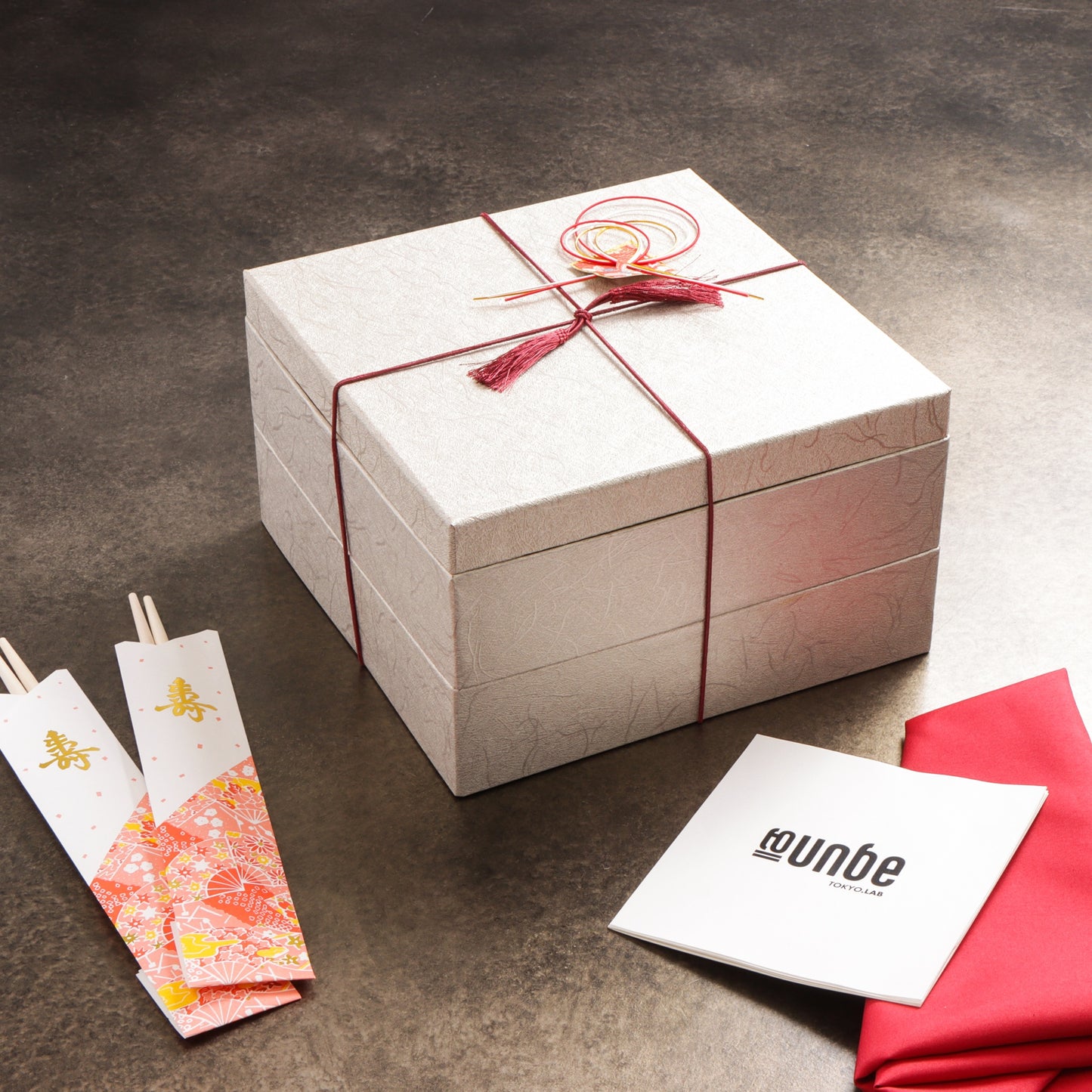 【セット内容】お重、風呂敷、祝箸、リーフレット、成分表