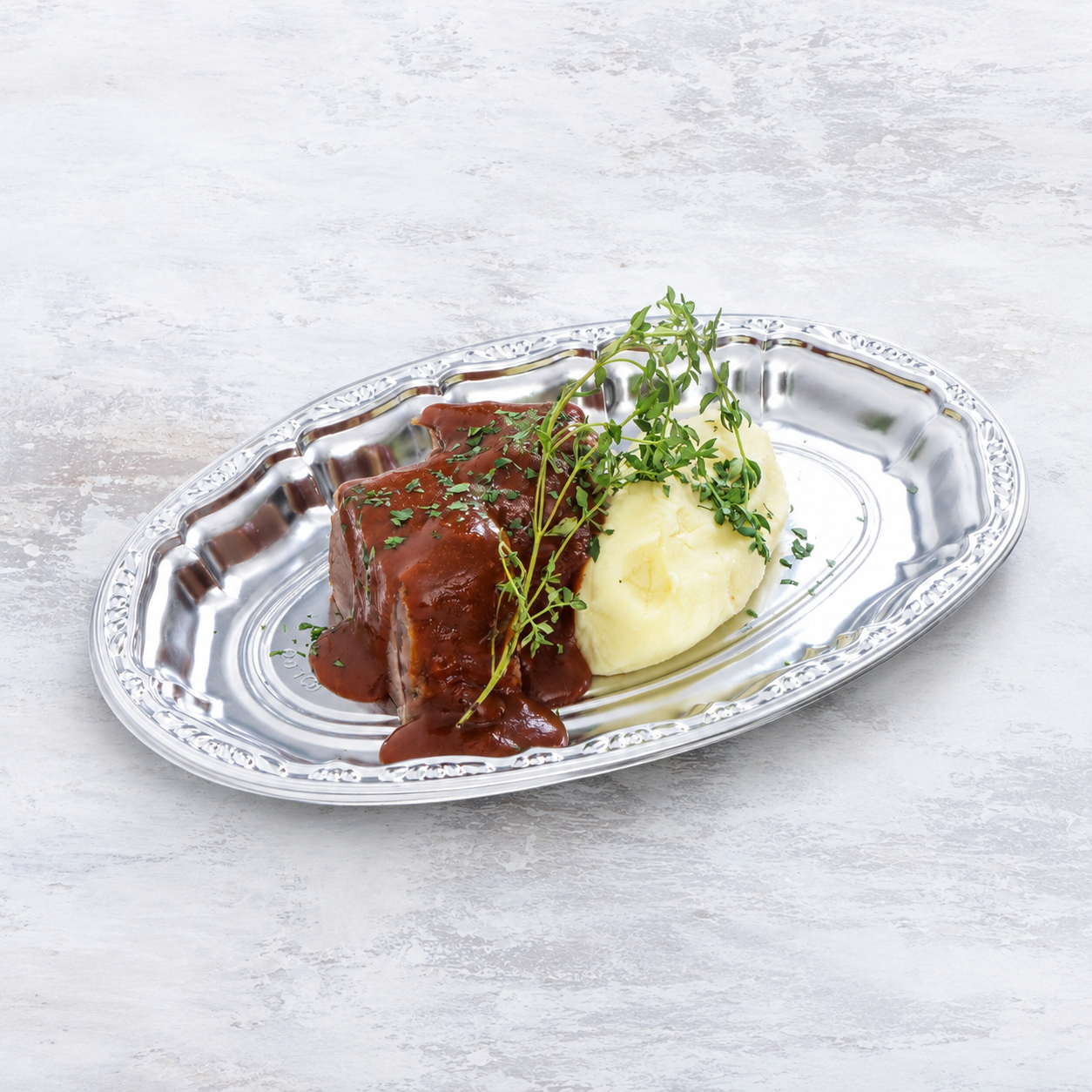 黒毛和牛を赤ワインソースでじっくりコトコト煮込んだ柔らかい煮込み料理
